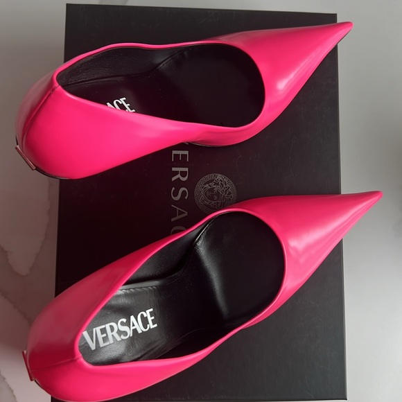 VERSACE
Pumps
10 (US) - Coral - Picture 3 of 6